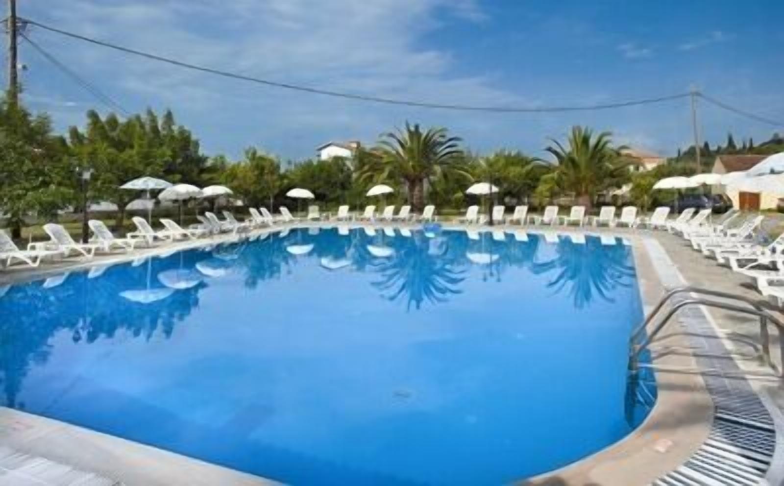 Una piscina al aire libre de temporada (de 09:00 a 20:00), tumbonas