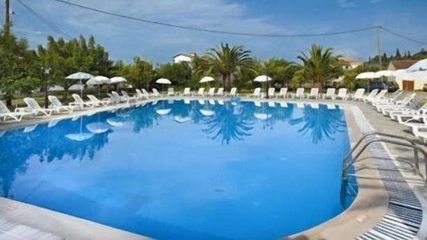 Seasonal outdoor pool, open 9:00 AM to 8:00 PM, sun loungers - Tzilios Studios (Corfu)