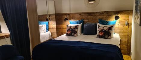 Bantalan ekstra lembut, meja kerja, dan setrika/meja setrika