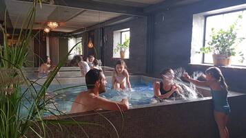 Een sauna, een bubbelbad, een stoombad, warm/mineraalwaterbronnen