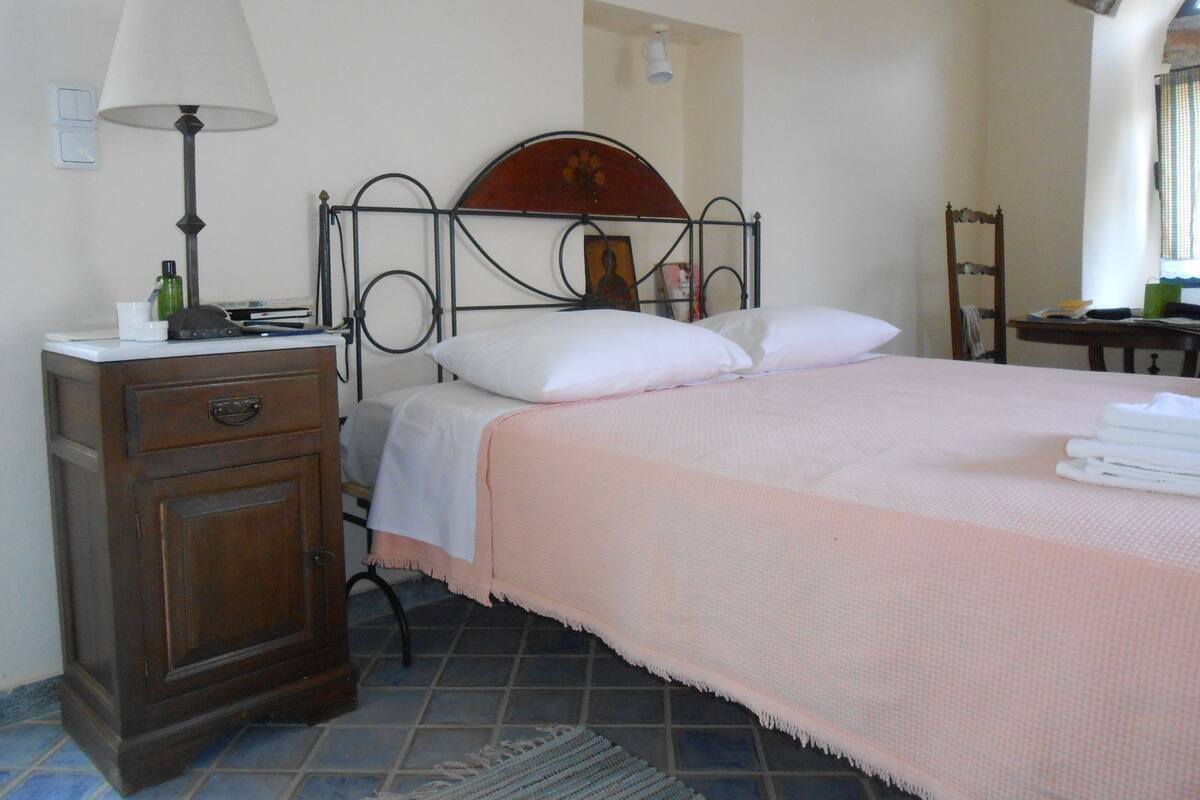 Casa de campo exclusiva, 2 quartos, vista para a colina, no pátio | Roupas de cama de algodão egípcio, individualmente decorados