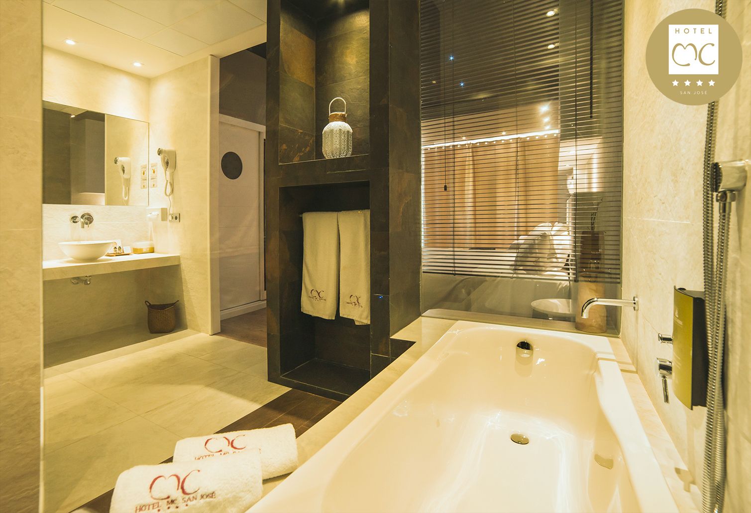 junior suite deluxe | bathroom | free toiletries, hair dryer, towels