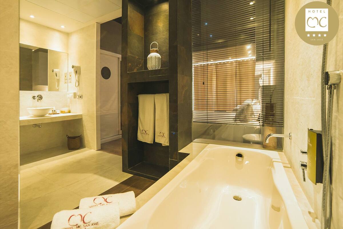 junior suite deluxe | bathroom | free toiletries, hair dryer, towels