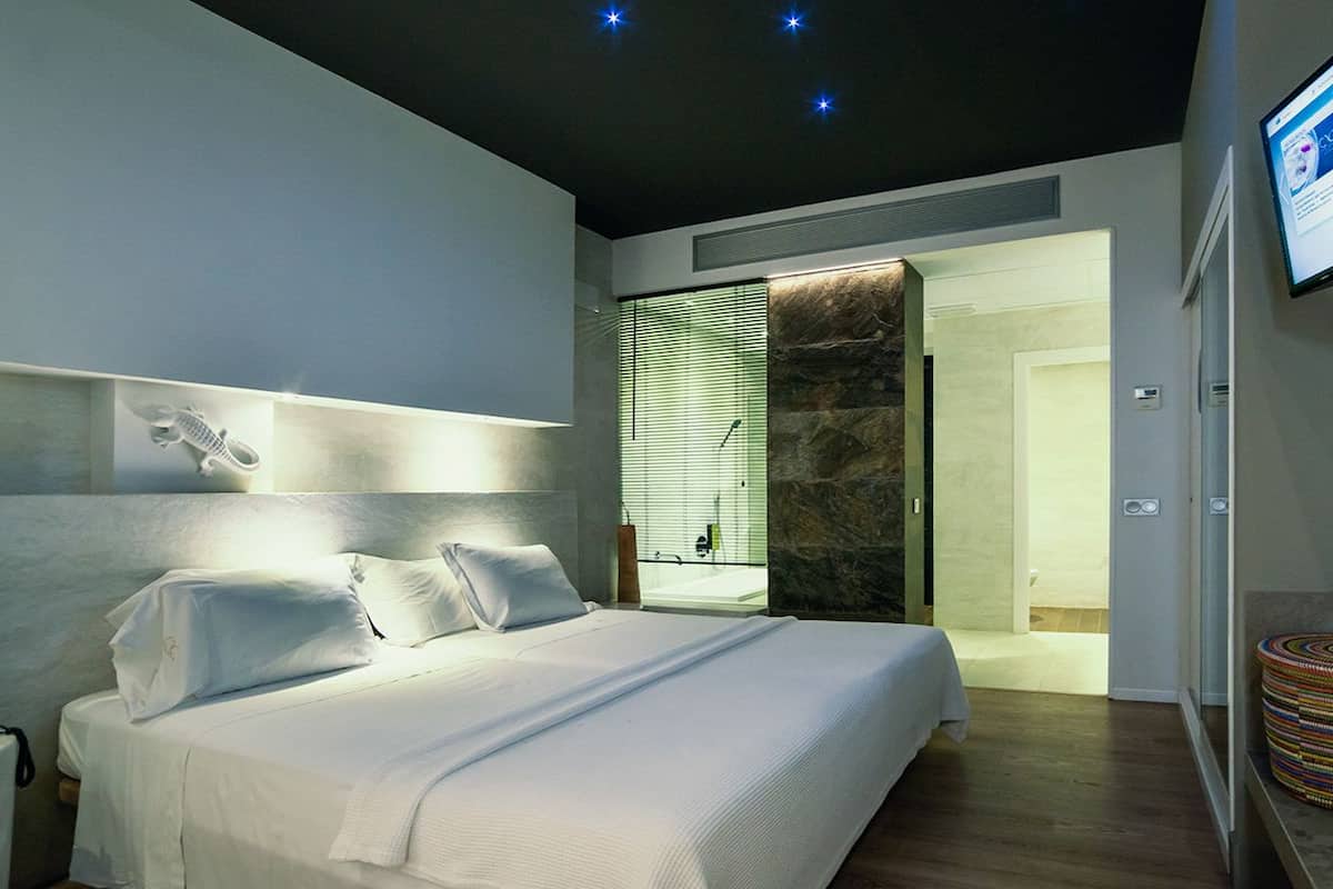 junior suite deluxe | minibar, in-room safe, desk, soundproofing