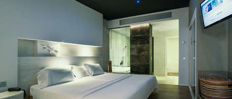 Junior Suite Deluxe | Minibar, in-room safe, desk, soundproofing