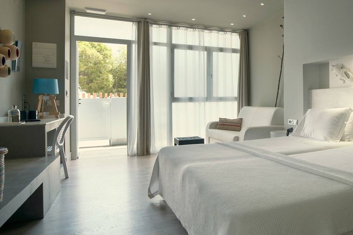 junior suite deluxe | minibar, in-room safe, desk, soundproofing