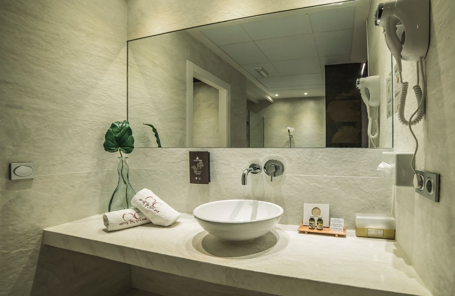 junior suite deluxe | bathroom | free toiletries, hair dryer, towels