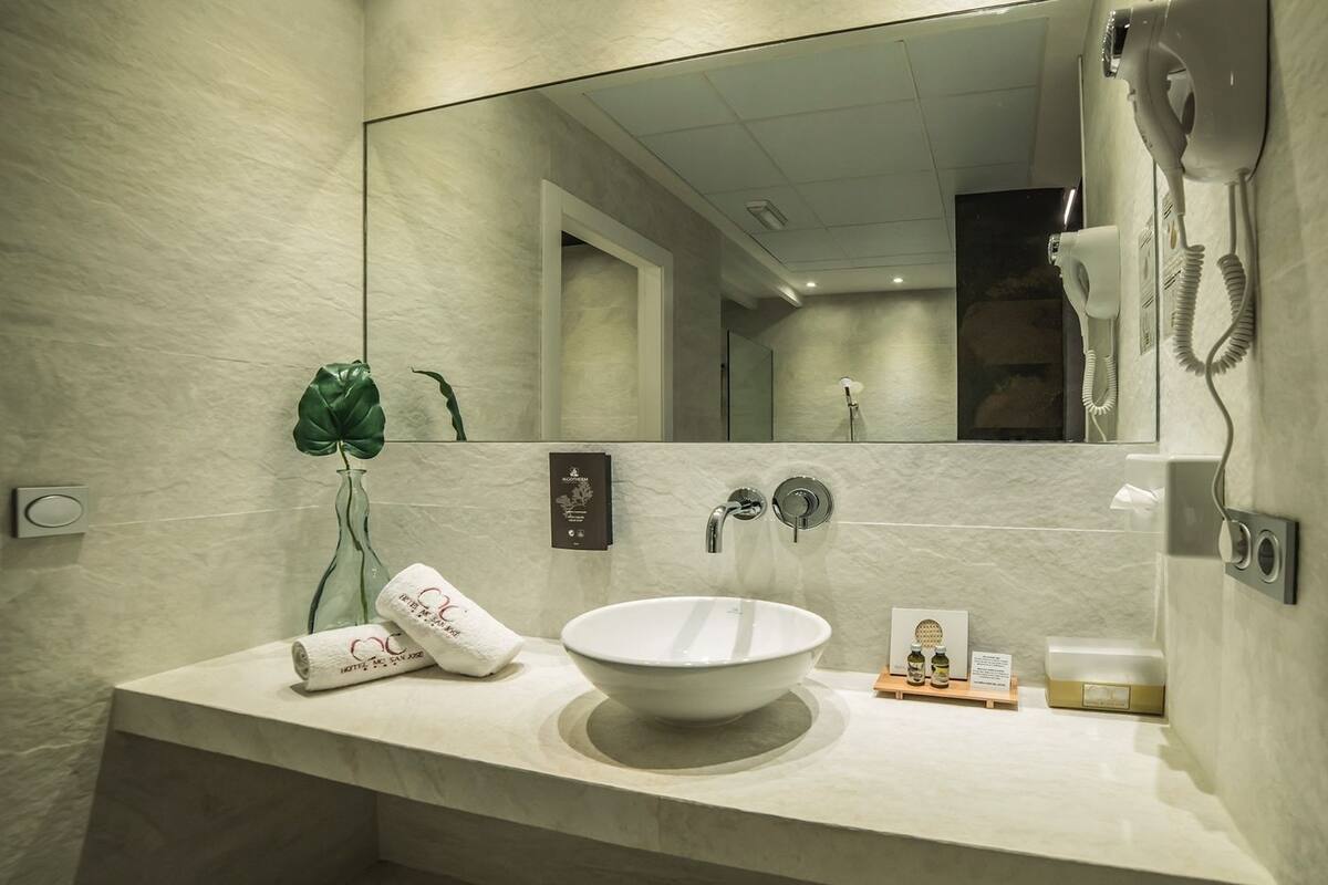 junior suite deluxe | bathroom | free toiletries, hair dryer, towels