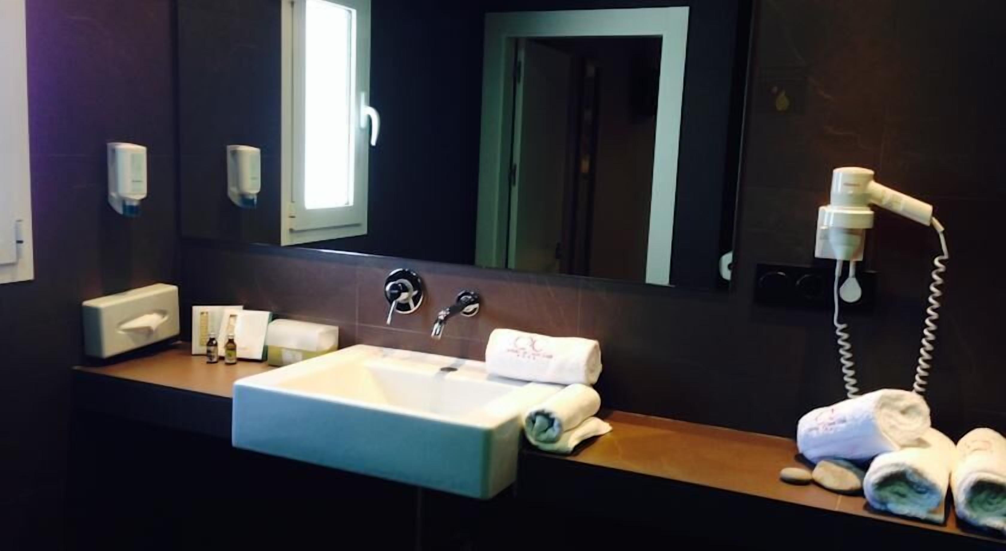 superior double room | bathroom | free toiletries, hair dryer, towels