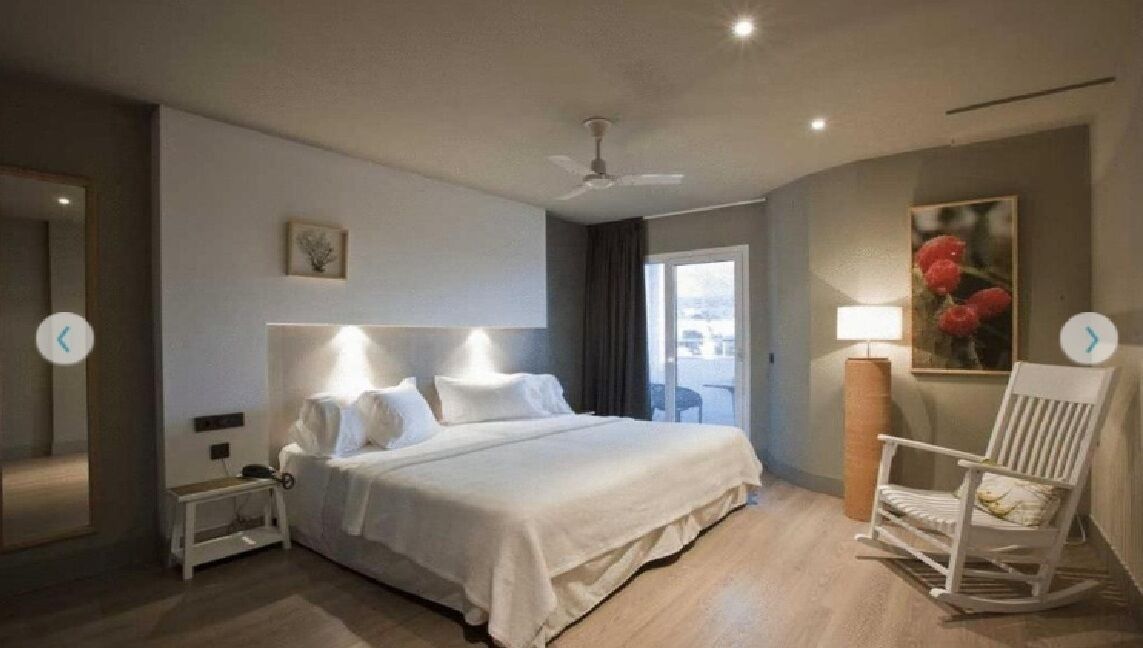 Minibar, caja fuerte, escritorio y sistema de insonorización
