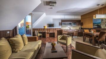 Family Suite, Balcony | Hypo-allergenic bedding, minibar, in-room safe, laptop workspace