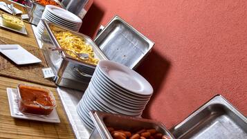 Montaje de bufé con diferentes alimentos y utensilios.