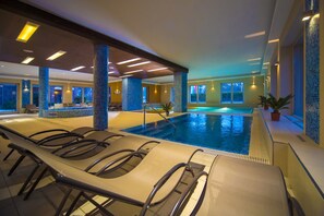 2 piscines couvertes, piscine extérieure (ouverte en saison)