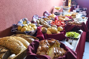 A buffet with various breads, pastries, and fruits. - Royal Club Hotel (Visegrád)