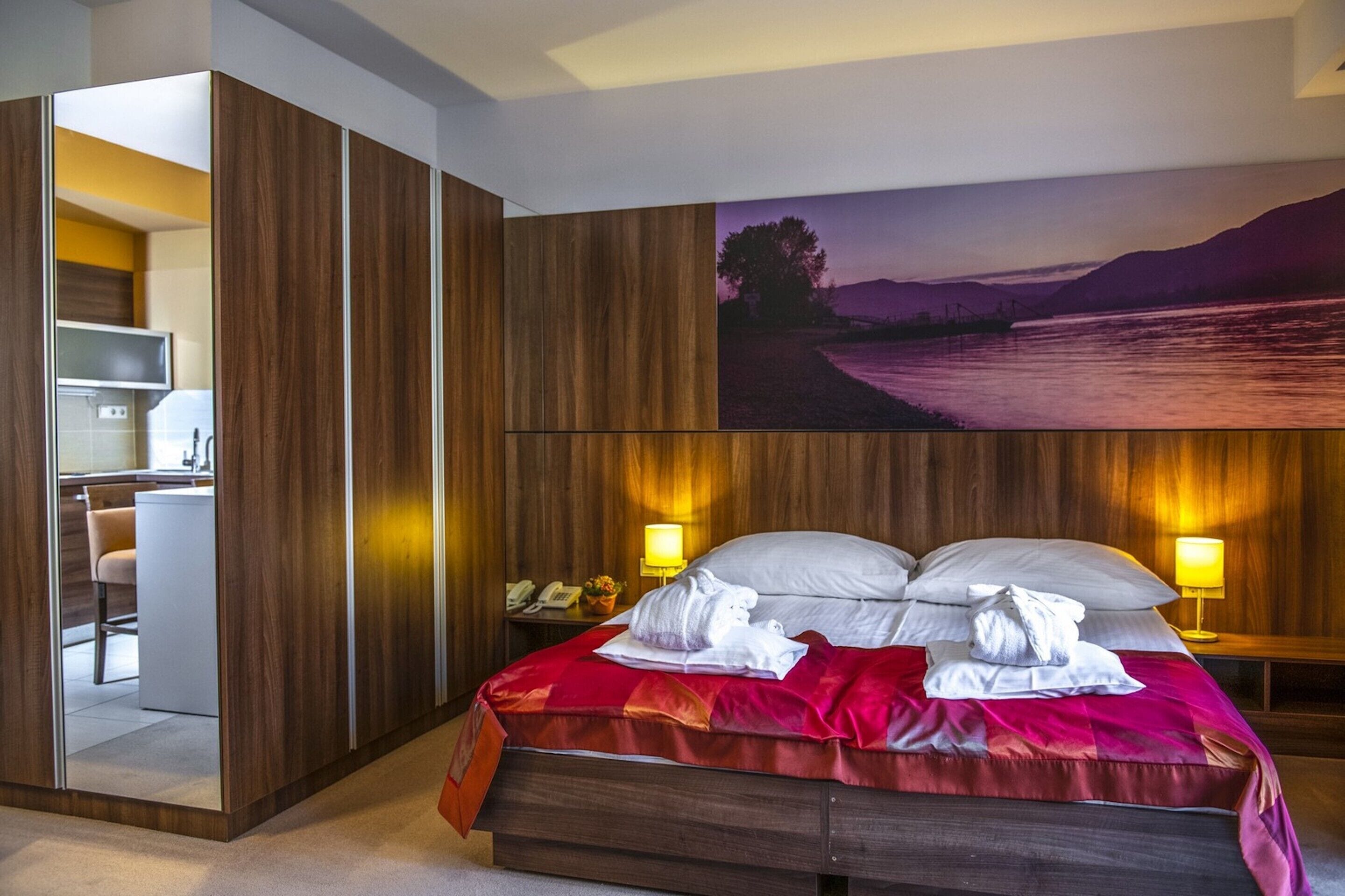 Een hotelkamer met een bed, een bureau en een stoel.