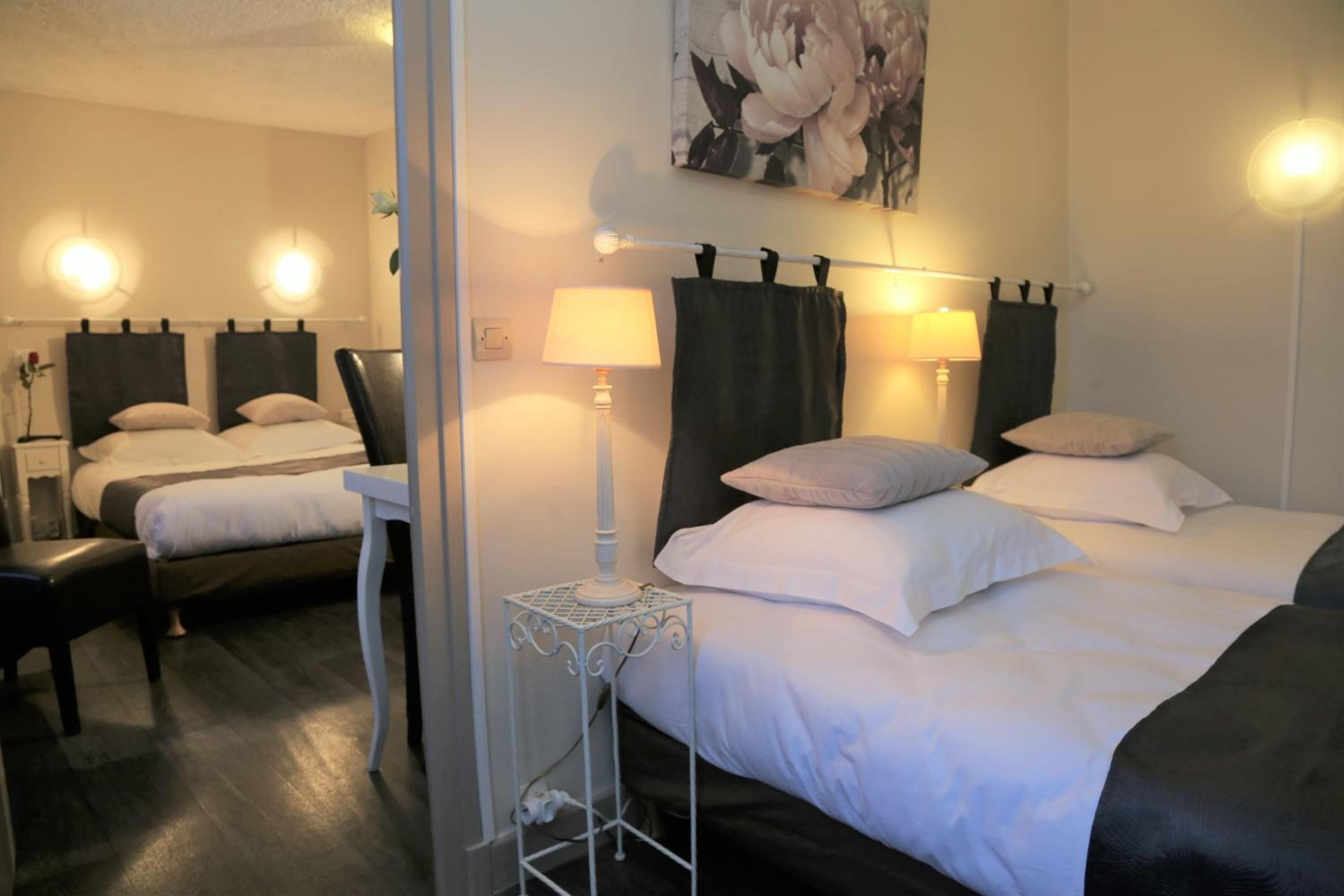 办公桌、免费 WiFi