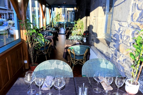 Se sirven almuerzos y cenas, cocina francesa. Hotel Ecu de France