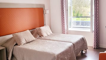 スタンダード ルーム シングルベッド 2 台 | デスク、ベビーベッド (無料)、WiFi (無料)、ベッドシーツ