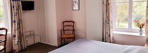 Desk, free cribs/infant beds, free WiFi, bed sheets - Hôtel De France Restaurant Grill - Domfront (Domfront en Poiraie)