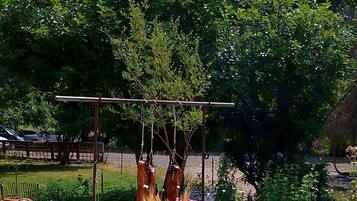 Montaje de bufé al aire libre con diferentes platos y un jarrón decorativo.
