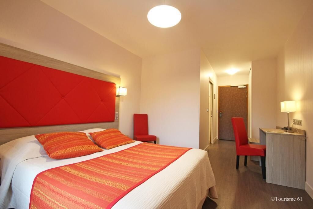 desk, free cots/infant beds, free wifi, bed sheets