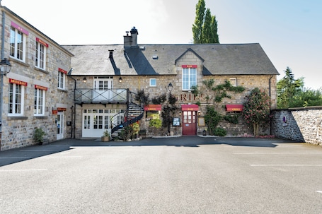 Exterior. Hôtel De France Restaurant Grill - Domfront