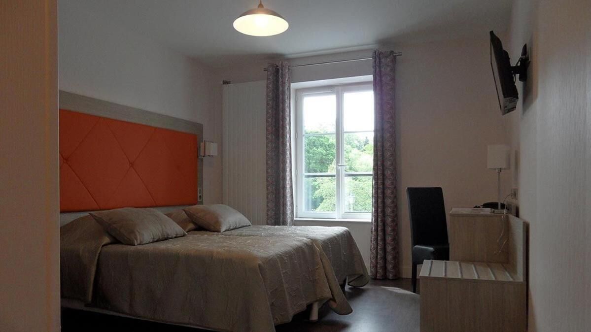 desk, free cots/infant beds, free wifi, bed sheets