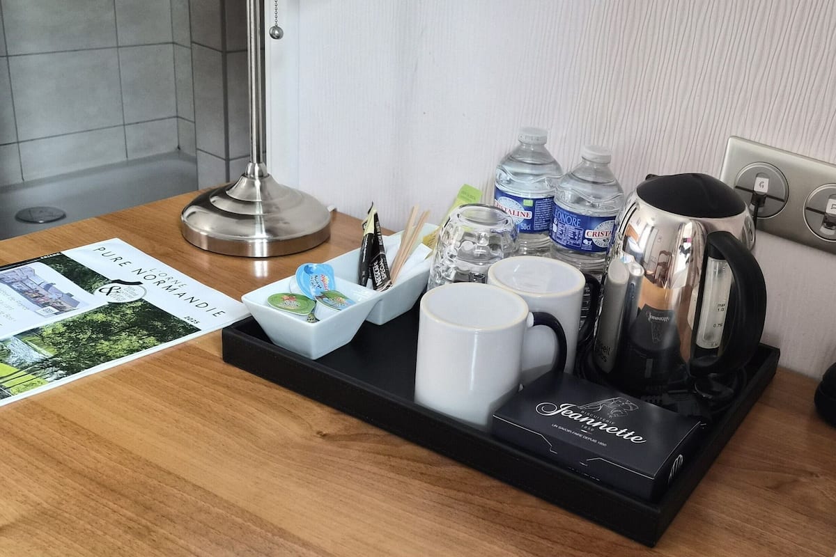 Desk, cribs (free), WiFi (free), bed sheets