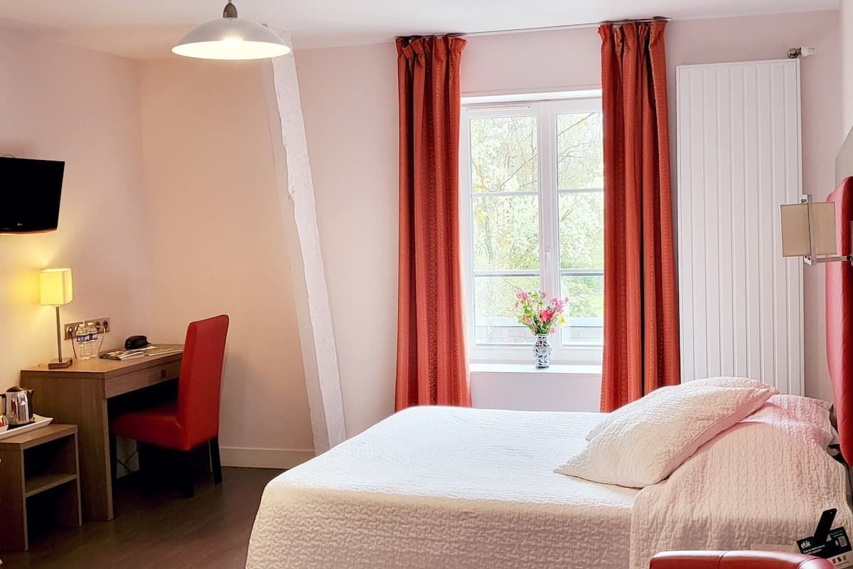Double Room | Desk, cribs (free), WiFi (free), bed sheets