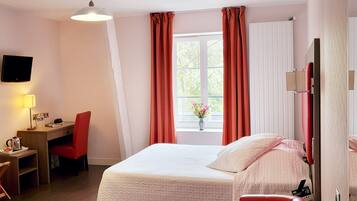 Habitación doble | Escritorio, cunas gratuitas, wifi gratis y ropa de cama