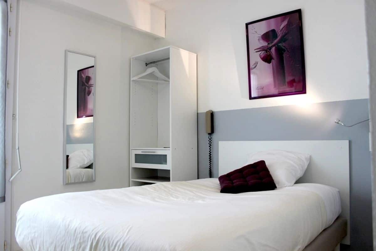 Single Room | In-room safe, desk, blackout curtains, free WiFi