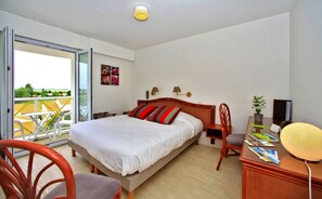 Caja de seguridad en la habitación, escritorio y cortinas blackout 