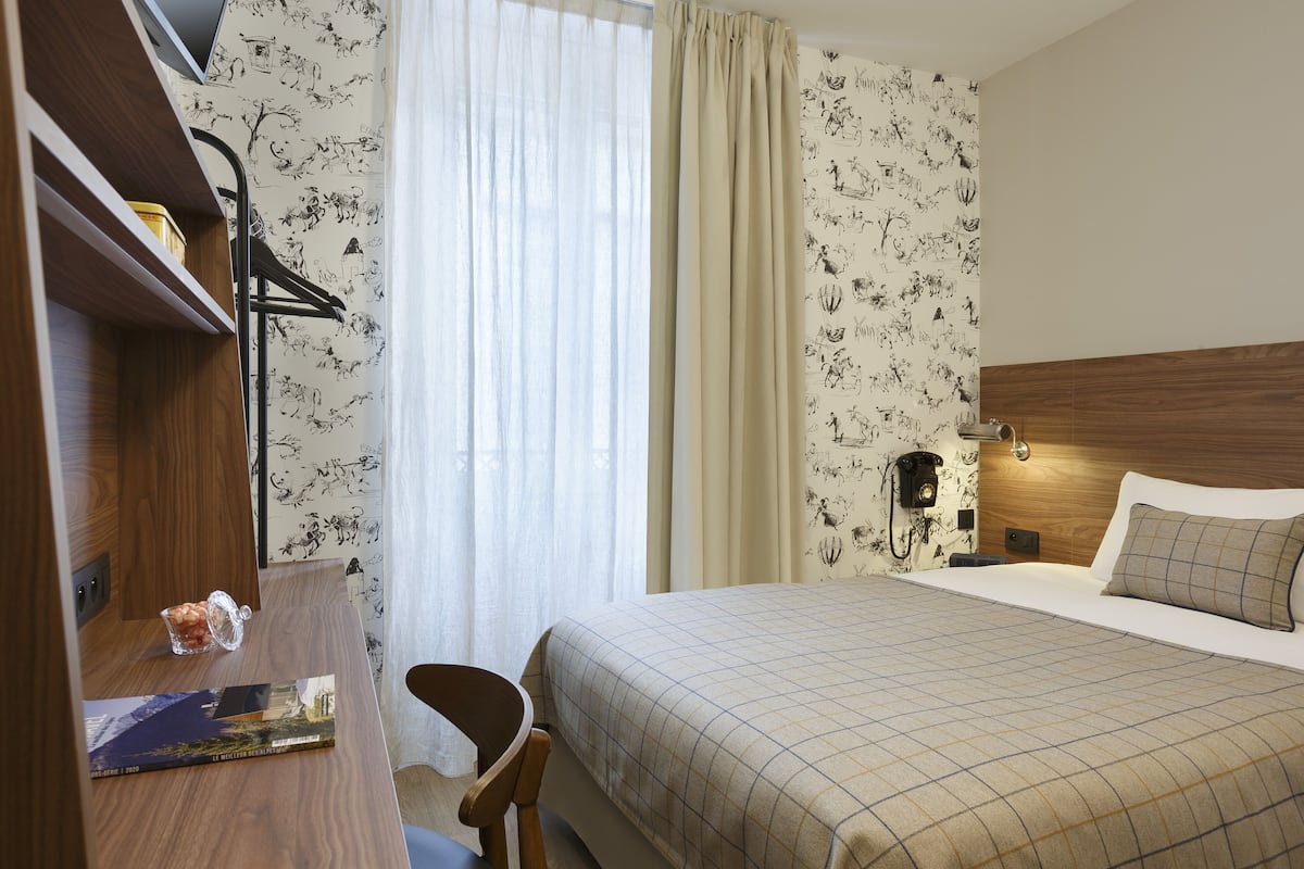 Desk, soundproofing, free WiFi, bed sheets