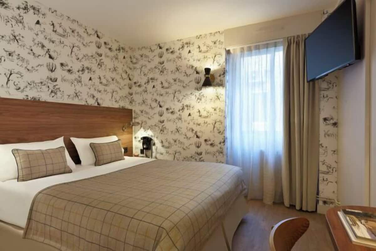 Escritorio, sistema de insonorización, wifi gratis y ropa de cama