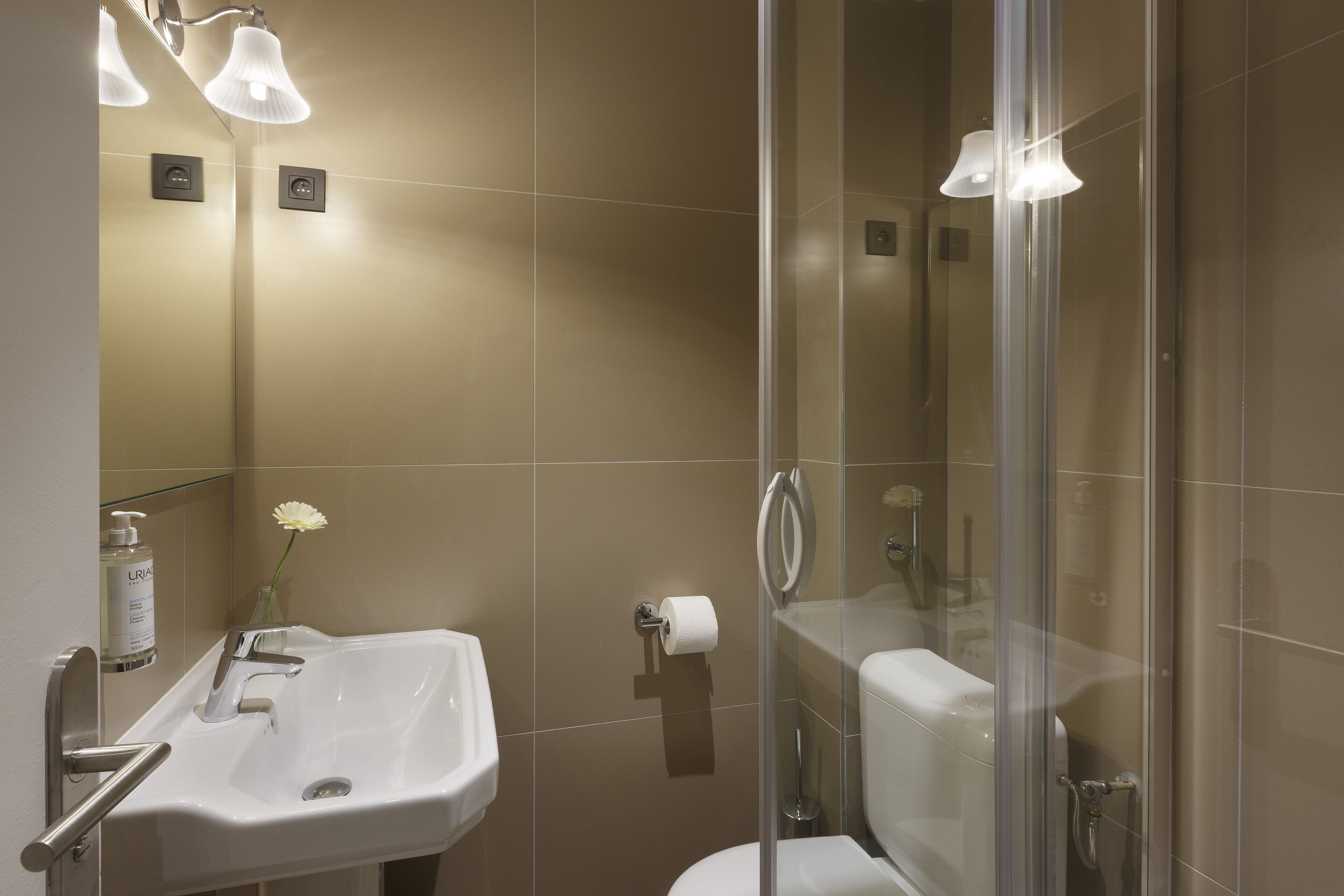 classic single room | bathroom | free toiletries, hair dryer, towels