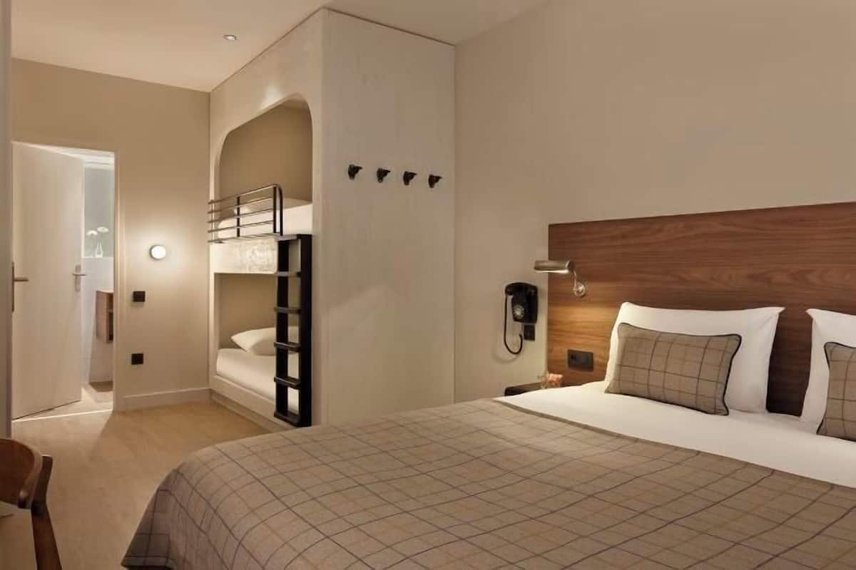 Escritorio, sistema de insonorización, wifi gratis y ropa de cama