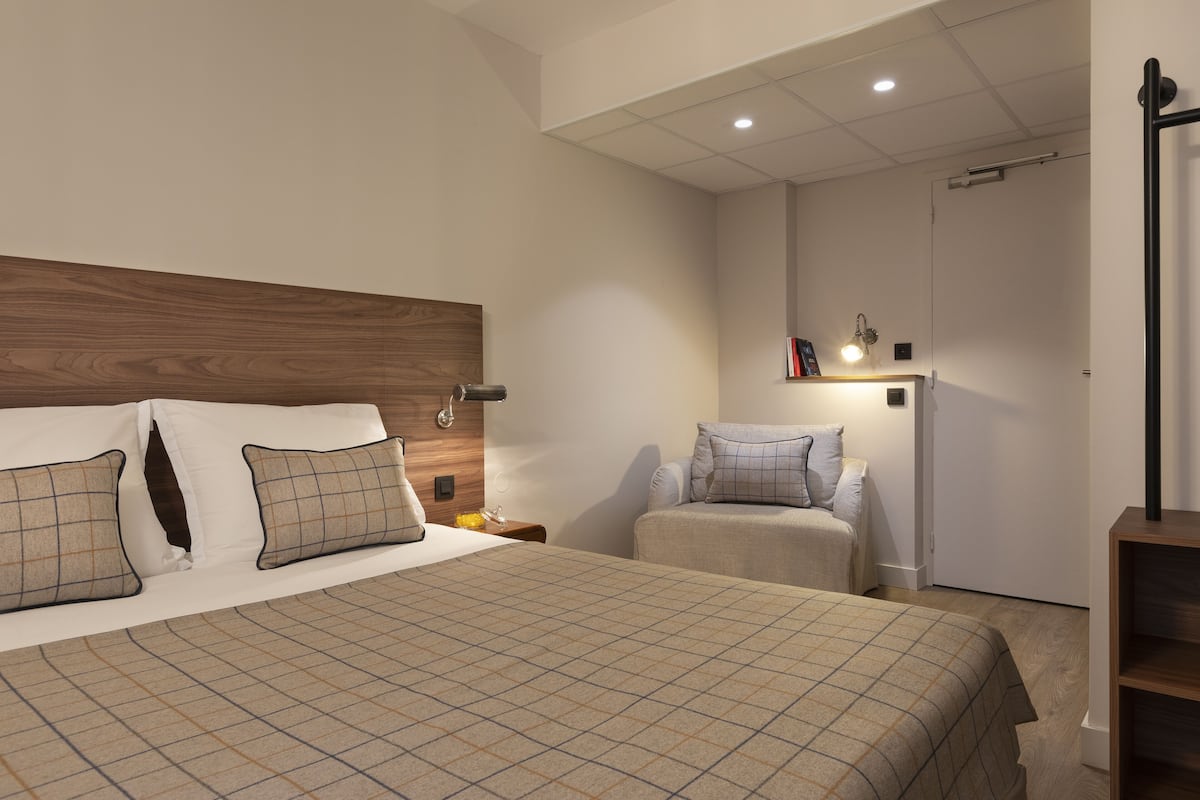 Desk, soundproofing, free WiFi, bed sheets