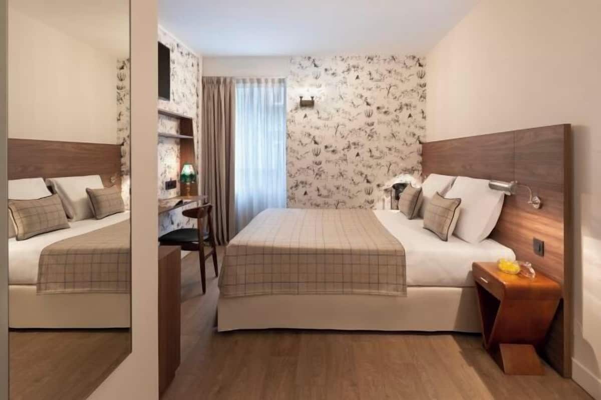 Escritorio, sistema de insonorización, wifi gratis y ropa de cama