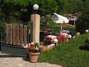 Petit déjeuner et déjeuner servis sur place, restauration en plein air 