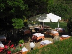 Frokost, lunsj og middag serveres, franske retter, uteservering 