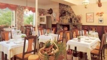 Breakfast, lunch, dinner served; French cuisine, alfresco dining