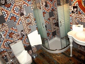 Double Room | Bathroom | Shower, towels