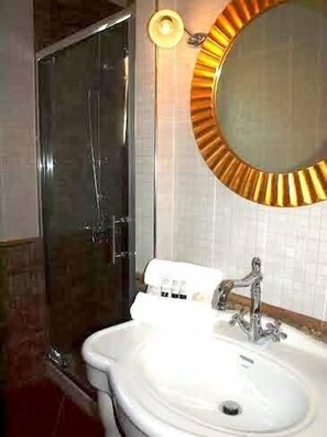 Quarto triplo | Banheiro | Chuveiro, toalhas de banho
