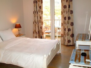 Dubbelrum | Sängtillbehör av högsta kvalitet och värdeförvaringsskåp på rummet