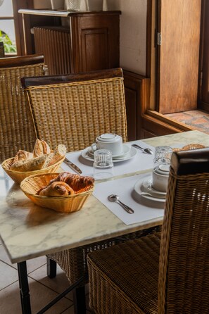 Se ofrece un desayuno continental todos los días (10.50 EUR por persona)