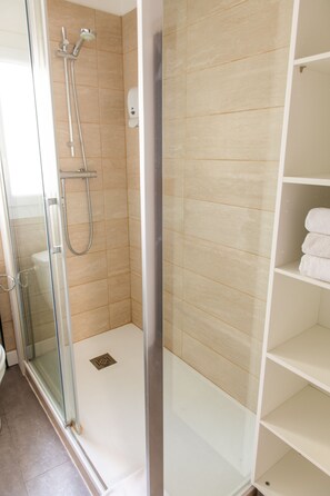 Chambre triple | Salle de bain | Articles de toilette (gratuits), séchoir à cheveux, serviettes fournies