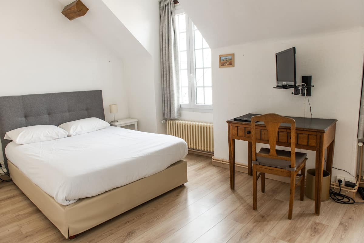 Habitación cuádruple | Ropa de cama de alta calidad, decoración personalizada y escritorio