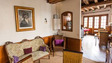 Coin salon dans le hall