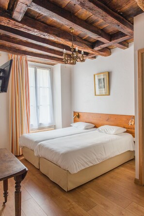 Habitación con 2 camas individuales, 2 camas individuales | Ropa de cama de alta calidad, decoración individual, escritorio