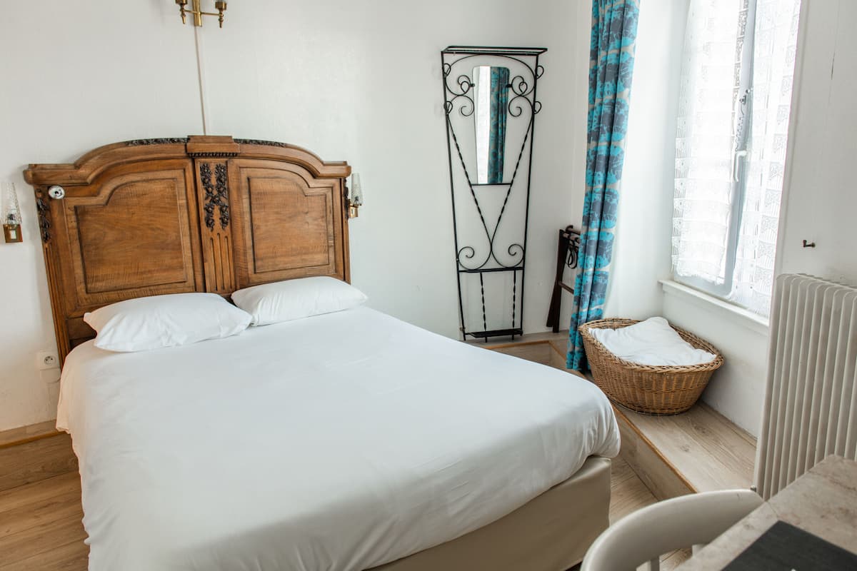 Habitación doble | Ropa de cama de alta calidad, decoración personalizada y escritorio